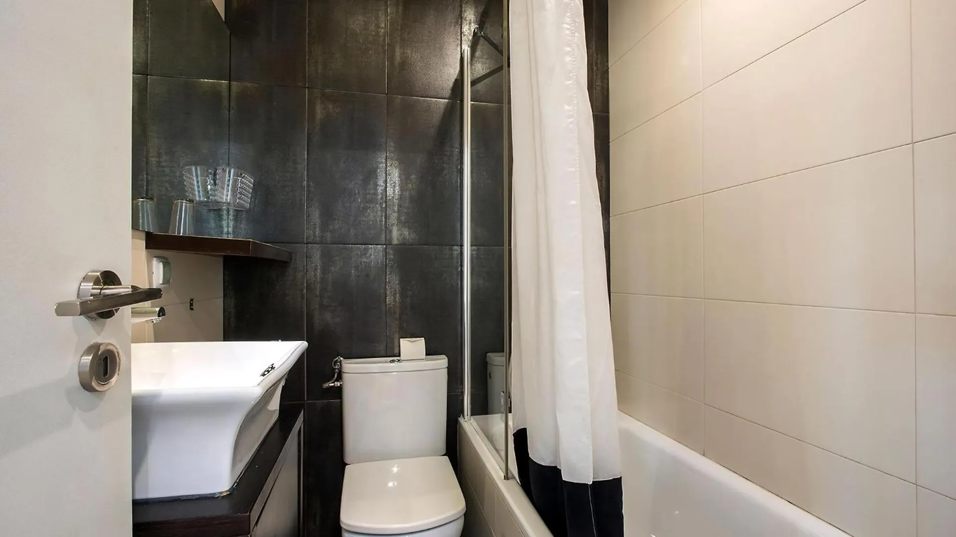 Apartment Studio Fuer 7 Personenund 1 Kind In Paco De Arcos, Regiao De Lisboa Costa Do Estoril